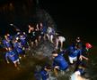 Baschetbaliștii de la U-BT Cluj au sărbătorit titlul cu o baie în Someș FOTO Raed Krishan