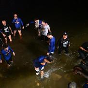Baschetbaliștii de la U-BT Cluj au sărbătorit titlul cu o baie în Someș FOTO Raed Krishan