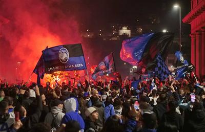 Nebunie pe străzile din Bergamo! Fanii Atalantei au sărbătorit pe tractoare primul trofeu după 61 ani