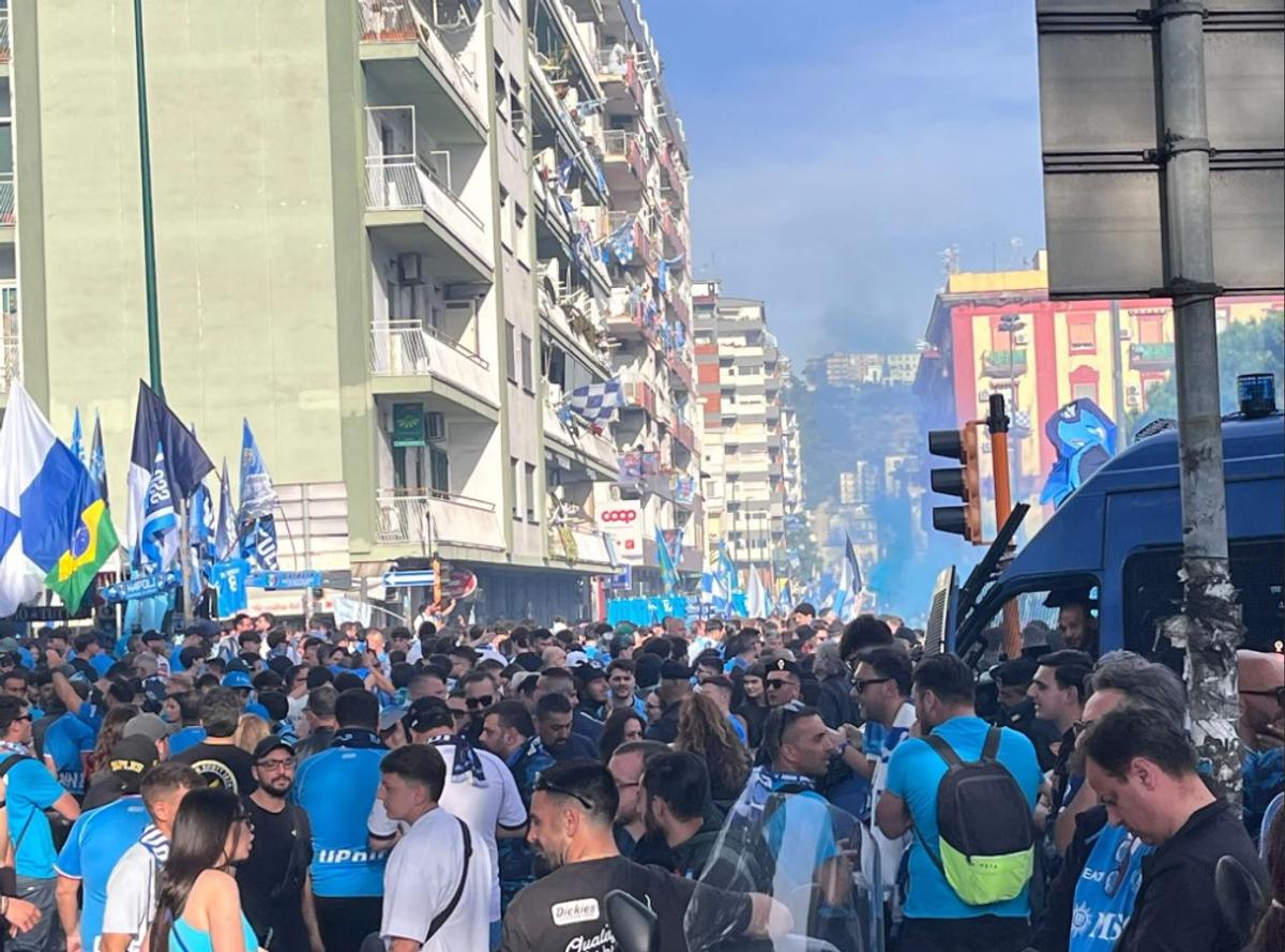 Imagini senzaționale de la Napoli! Cum se pregătesc fanii de al patrulea titlu din istorie