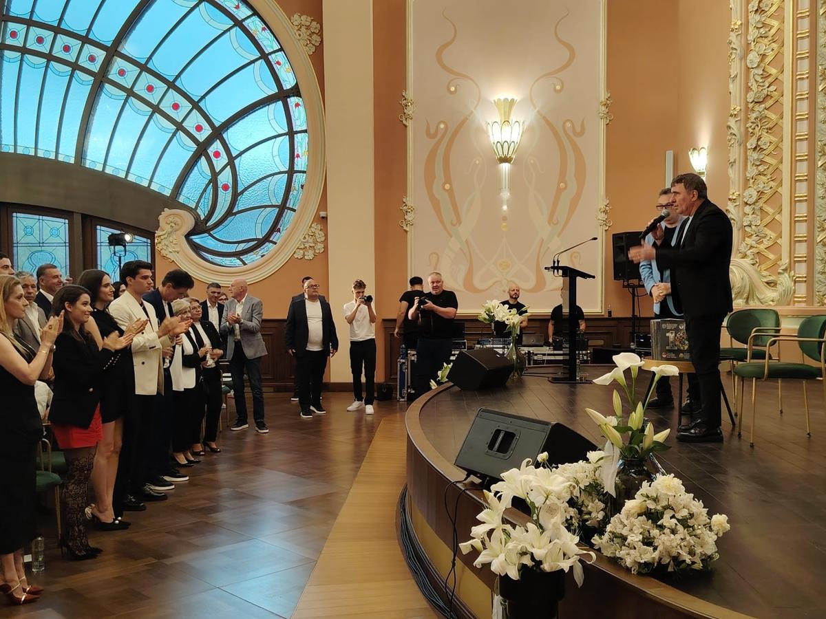 Gheorghe Hagi și-a lansat cartea autobiografică și la Constanța: „Am vrut să arăt că nimic nu este imposibil” » Soția lui Ianis a atras toate privirile