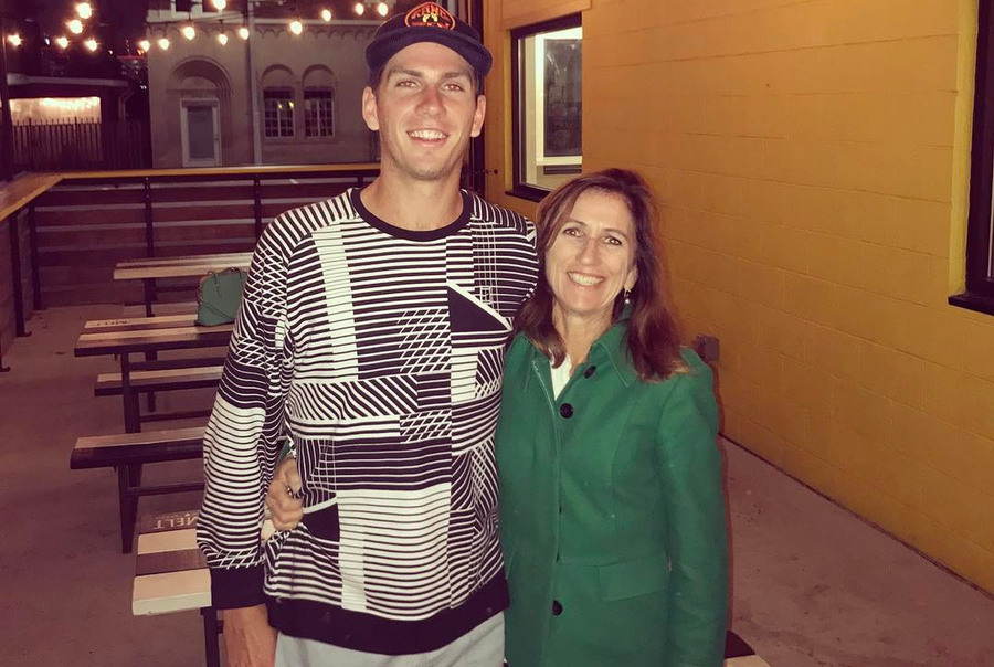 Cameron Norrie și mama sa. Foto: Instagram Un accident i-a schimbat viața! Cine este Cameron Norrie, adversarul lui Novak Djokovic din semifinalele de la Geneva