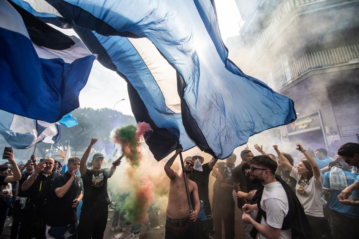 Imagini senzaționale de la Napoli! Cum se pregătesc fanii de al patrulea titlu din istorie