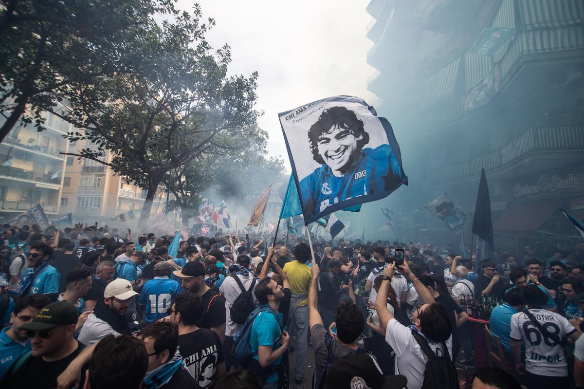 Imagini senzaționale de la Napoli! Cum se pregătesc fanii de al patrulea titlu din istorie