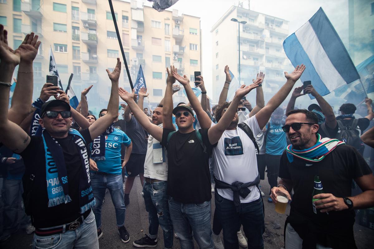 Imagini senzaționale de la Napoli! Cum se pregătesc fanii de al patrulea titlu din istorie