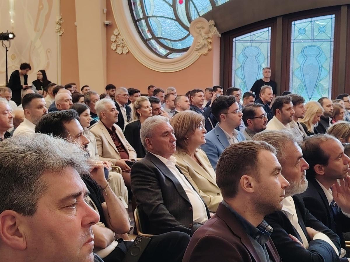 Gheorghe Hagi și-a lansat cartea autobiografică și la Constanța: „Am vrut să arăt că nimic nu este imposibil” » Soția lui Ianis a atras toate privirile