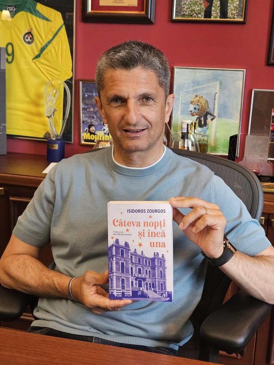 Răzvan Lucescu arătând cu mândrie cartea tradusă de soția lui, Ana Maria Ana Maria, soția lui Răzvan Lucescu, debut în literatură. Când are loc lansarea
