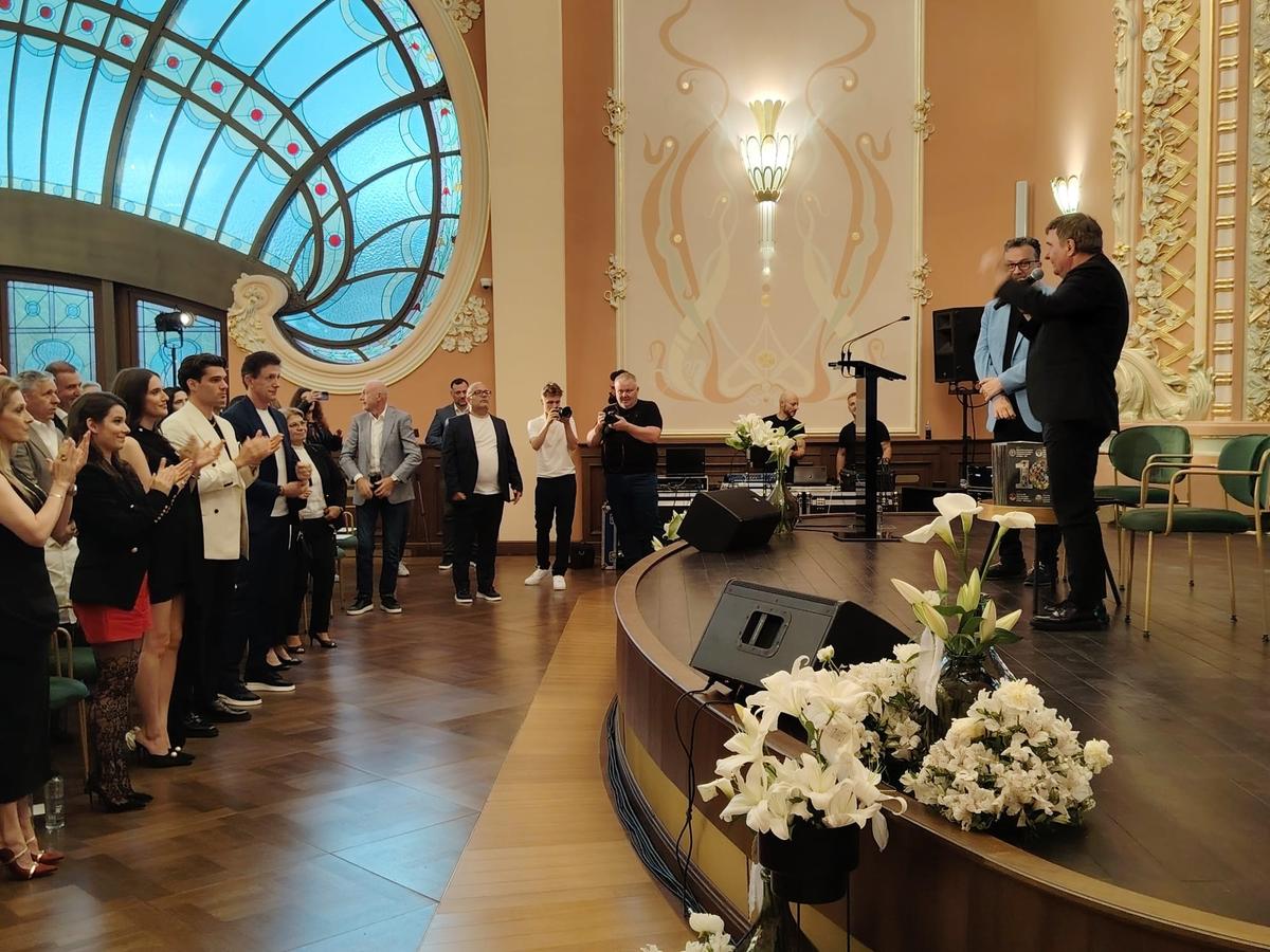 Gheorghe Hagi și-a lansat cartea autobiografică și la Constanța: „Am vrut să arăt că nimic nu este imposibil” » Soția lui Ianis a atras toate privirile