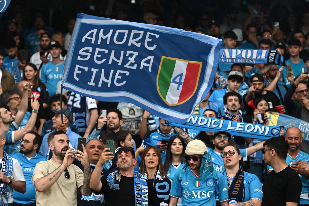 Napoli este campioana Italiei! NEBUNIE pe stadionul „Diego Armando Maradona” și în tot orașul