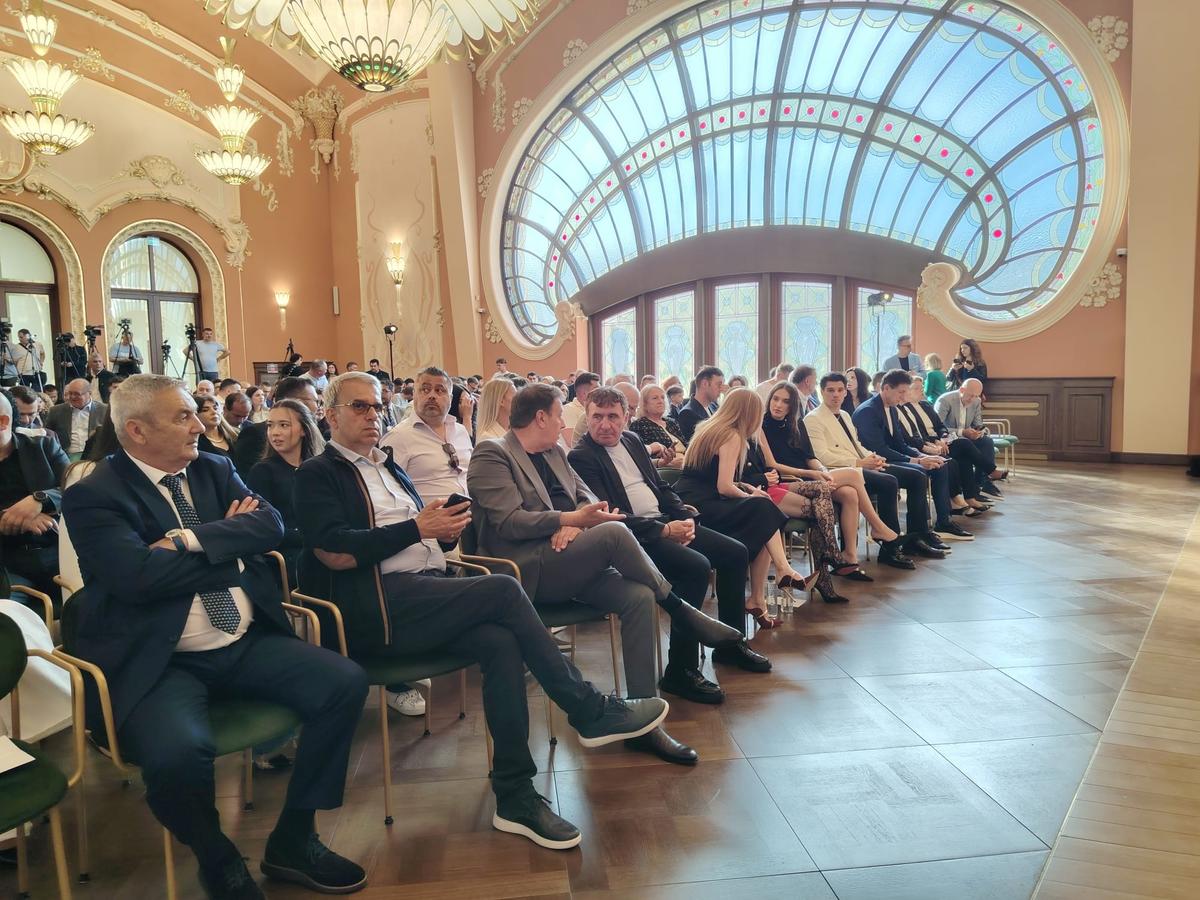 Gheorghe Hagi și-a lansat cartea autobiografică și la Constanța: „Am vrut să arăt că nimic nu este imposibil” » Soția lui Ianis a atras toate privirile