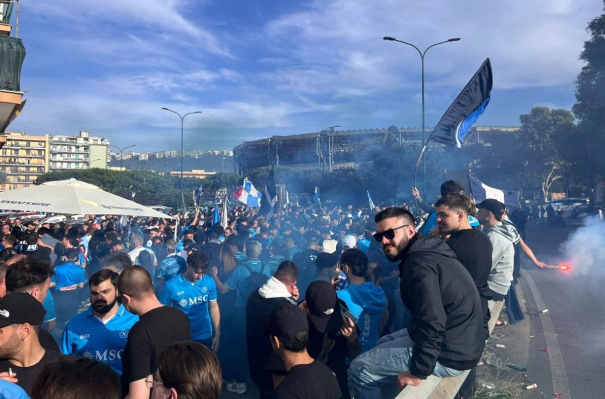 Imagini senzaționale de la Napoli! Cum se pregătesc fanii de al patrulea titlu din istorie