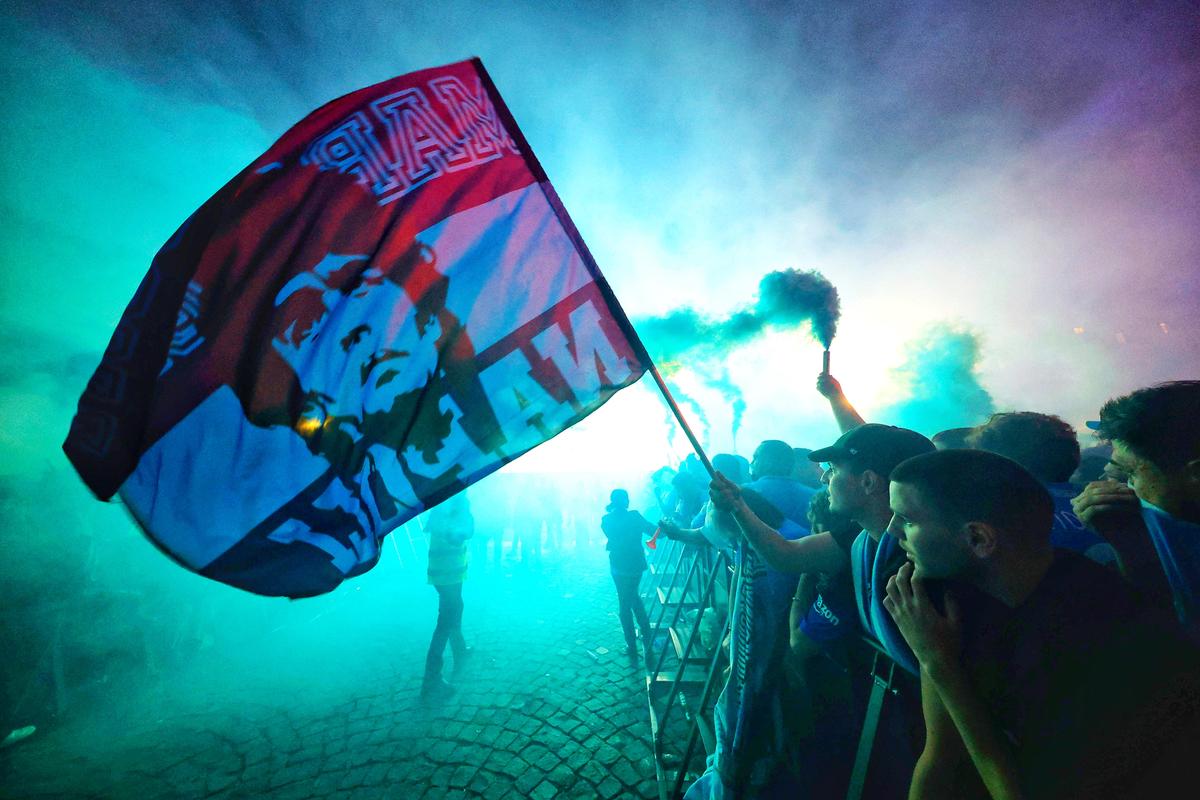 Imagini senzaționale de la Napoli » NEBUNIE în oraș în ziua în care clubul a luat al patrulea titlu din istorie