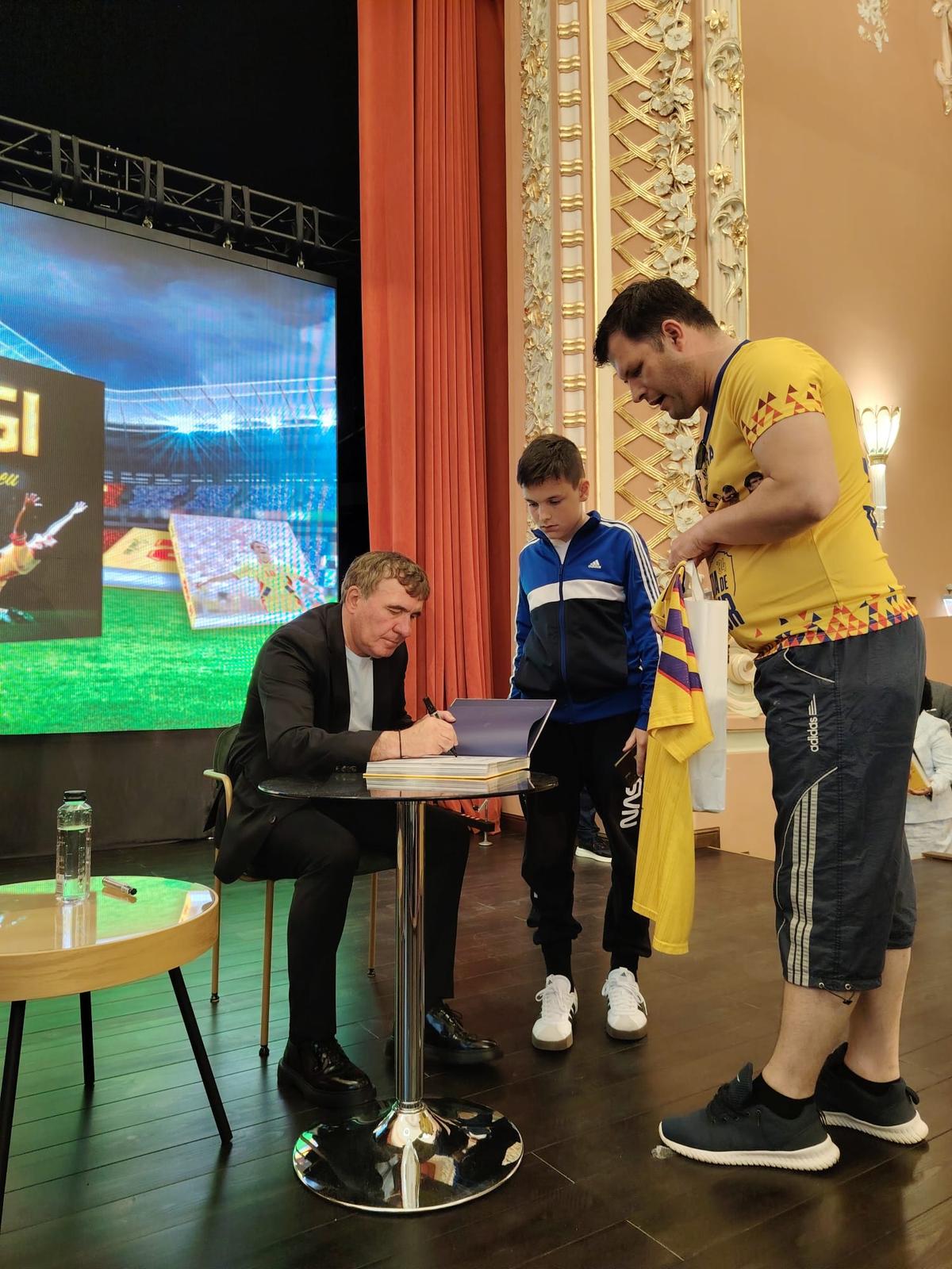 Gheorghe Hagi și-a lansat cartea autobiografică și la Constanța: „Am vrut să arăt că nimic nu este imposibil” » Soția lui Ianis a atras toate privirile
