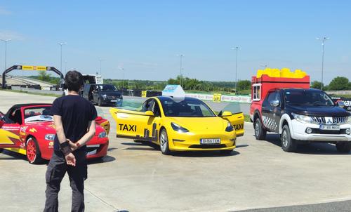 Trei vehicule inspirate din gama LEGO care prezintă această categorie: Disney Fulger McQueen, City Taxiul Galben și City Furgoneta de cartofi prăjiți