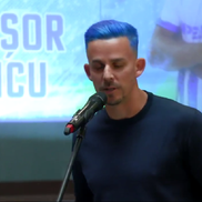 Nicușor Bancu a apărut cu părul albastru la ceremonia de la Primărie // Captură FOTO Facebook @Universitatea Craiova