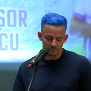 Nicușor Bancu a apărut cu părul albastru la ceremonia de la Primărie // Captură FOTO Facebook @Universitatea Craiova