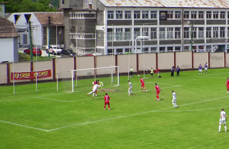 Penalty-ul comis de Leca // Captură foto: FRF TV Ionel Dănciulescu pune tunurile pe arbitraj după ce CS Dinamo a retrogradat în Liga 3: „Trebuie să fie echidistant, dar astăzi nu a fost”