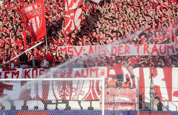 Au furat bara porții rivalilor și au dus-o în tribună! Scene incredibile la barajul pentru promovare