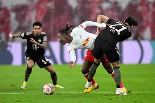 Yan Diomande (în tricou alb), dorit de Liverpool // FOTO Getty Images