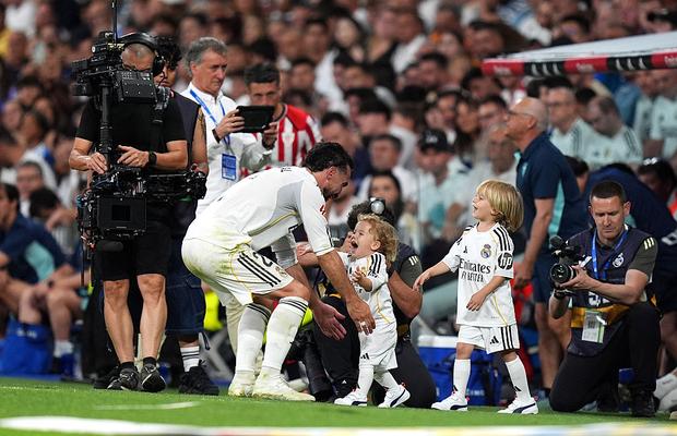 La ultimul meci pe Bernabeu, Carvajal a emoționat publicul până la lacrimi: „Real Madrid este viața mea”