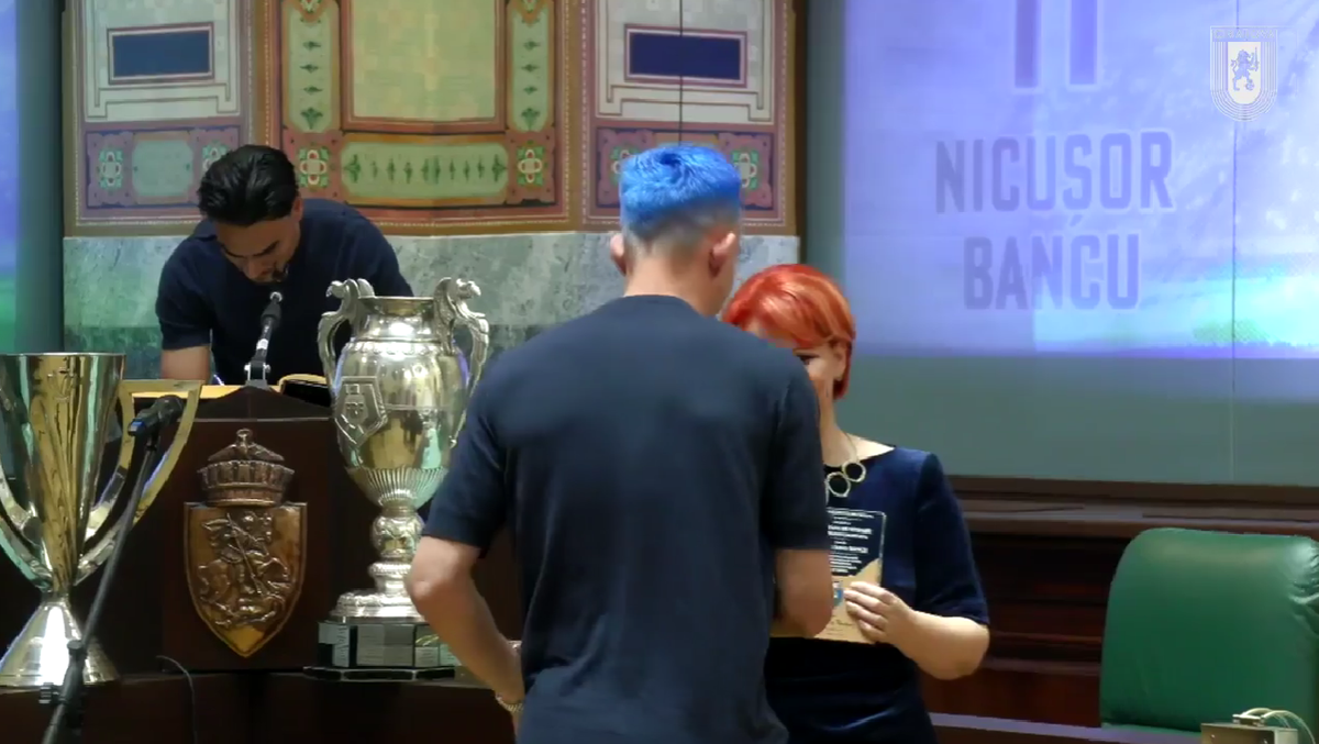 Nicușor Bancu a apărut cu părul albastru la ceremonia de la Primărie