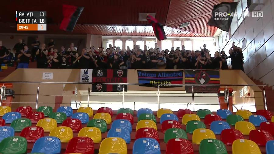Peluza Albastră, în deplasare pentru a o susține pe Gloria Bistrița/Foto: captură Pro Arena Să înceapă fiesta! Gloria Bistrița defilează la Galați și devine noua campioană a României, reușind eventul