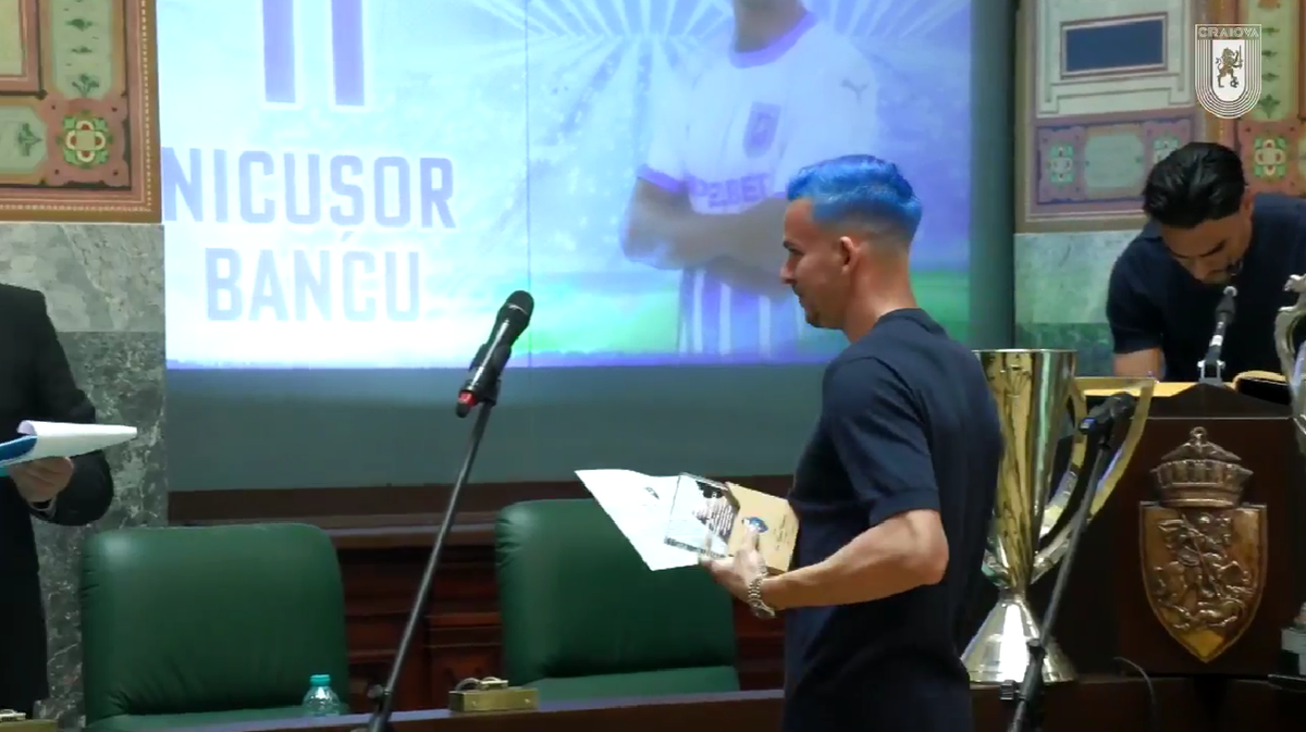 Nicușor Bancu a apărut cu părul albastru la ceremonia de la Primărie