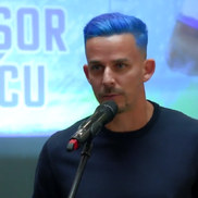 Nicușor Bancu a apărut cu părul albastru la ceremonia de la Primărie // Captură FOTO Facebook @Universitatea Craiova
