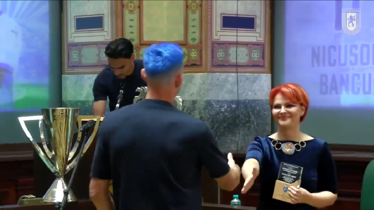 Nicușor Bancu a apărut cu părul albastru la ceremonia de la Primărie