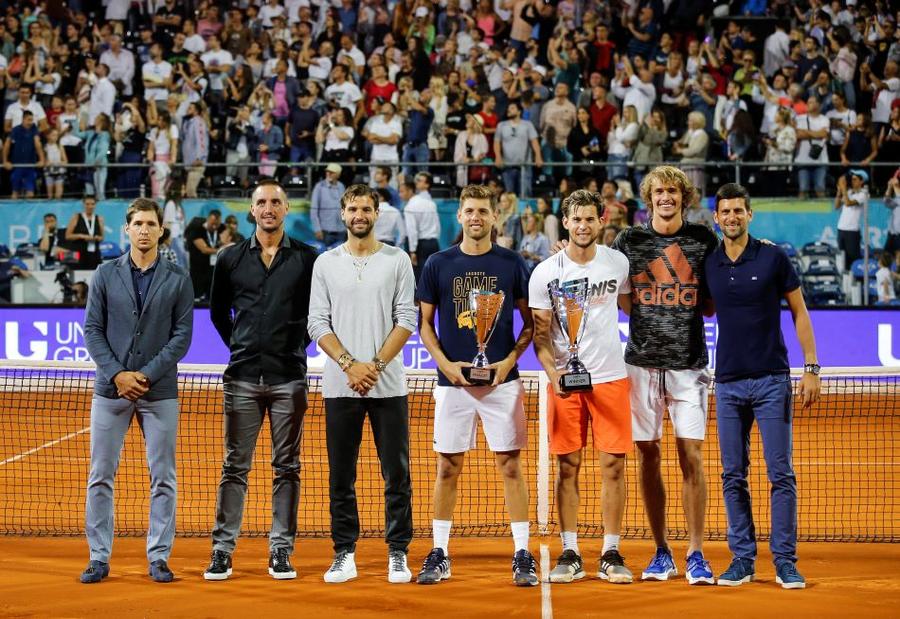 Grigor Dimitrov, al treilea din stânga, lângă Viktor Troicki, la festivitatea de premiere de la Belgrad Foto Guliver/GettyImages A refuzat Grigor Dimitrov testul? » Bulgarul a avut febră încă de vinerea trecută, managerul lui admite: „Nu am fost disciplinați”