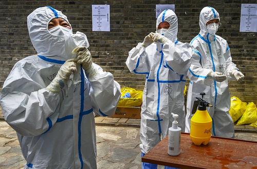 Oameni care luptă împotriva virusului la Beijing, foto: Guliver/gettyimages