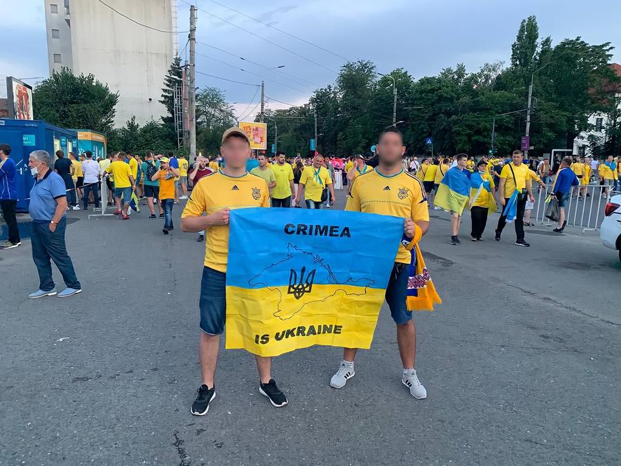 Doi ucraineni, afișând steagul lângă garderoba unde au fost puși să-l lase / Foto: Dmytro Serhiyovych / Facebook Ucrainenii cer explicații României, după un incident petrecut pe Arena Națională » A fost contactată Ambasada