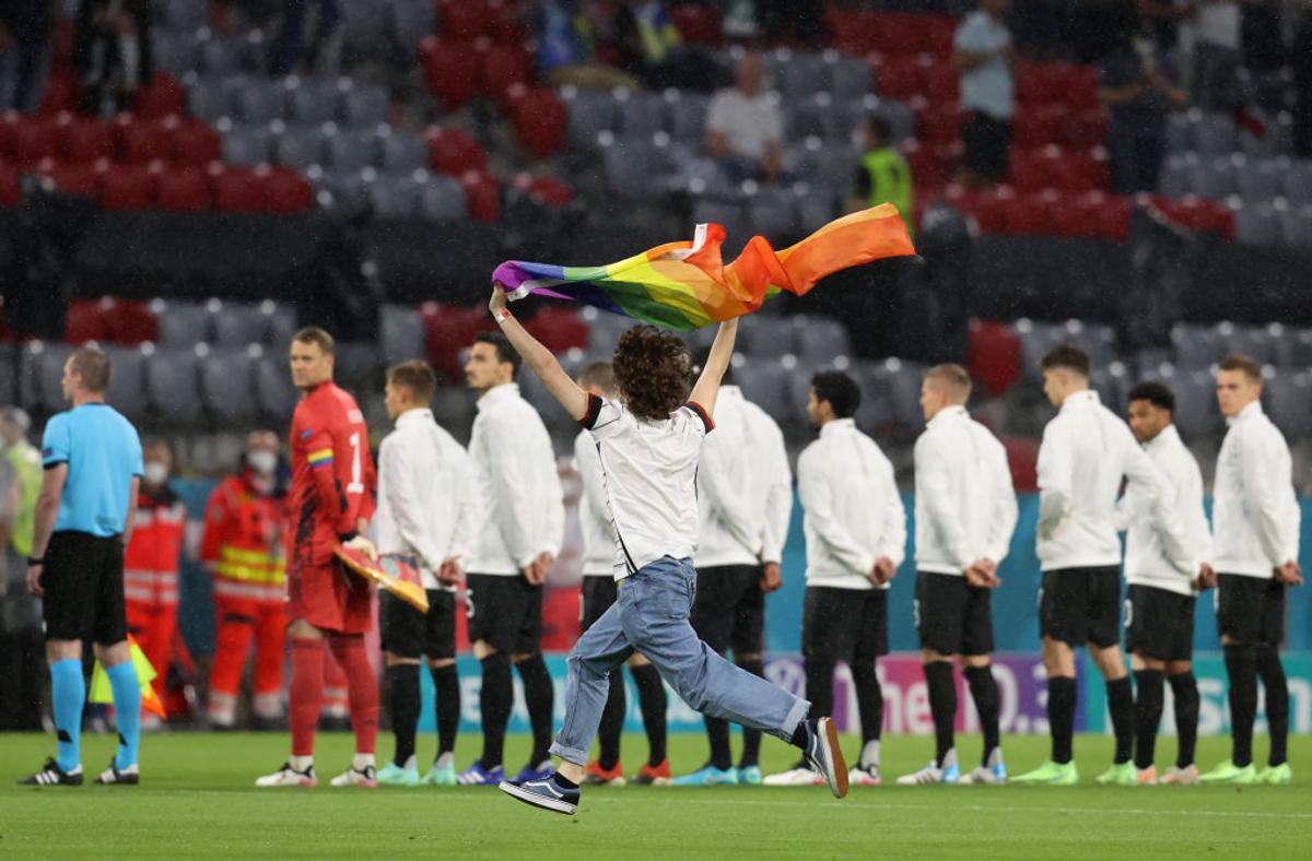 Germania - Ungaria. Un suporter a pătruns pe teren cu steagul LGBTQ