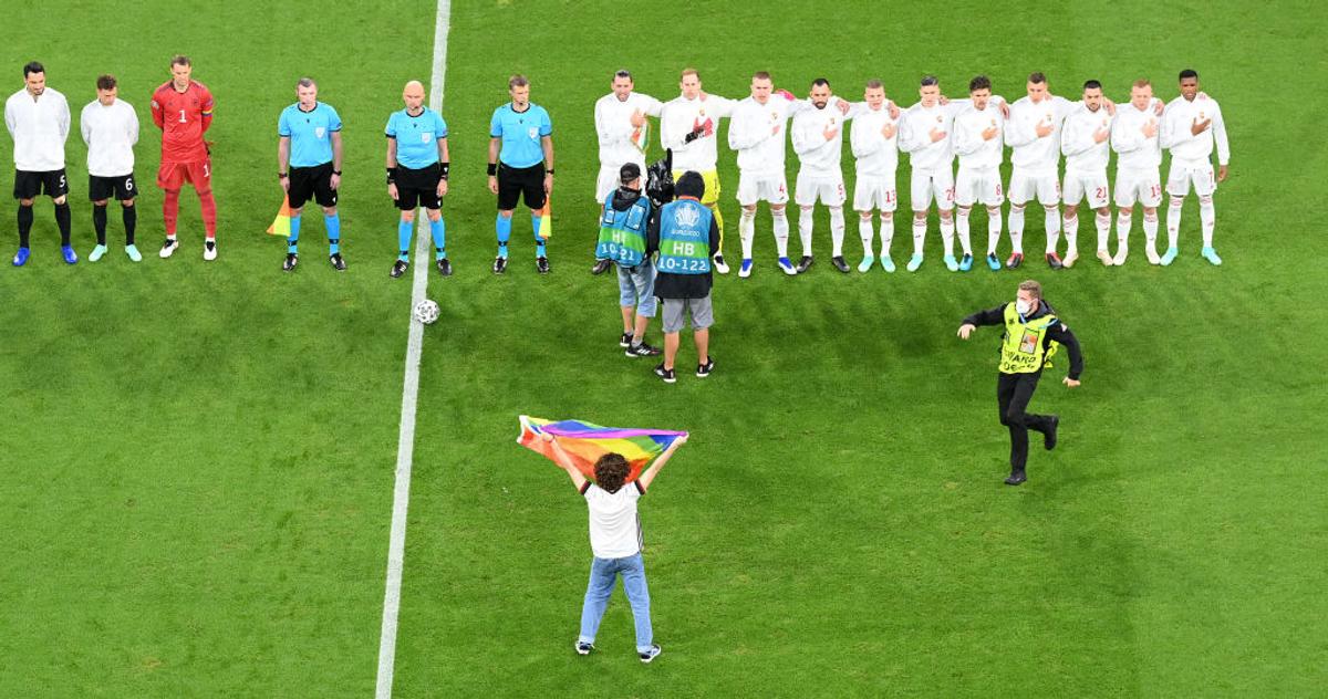 Germania - Ungaria. Un suporter a pătruns pe teren cu steagul LGBTQ