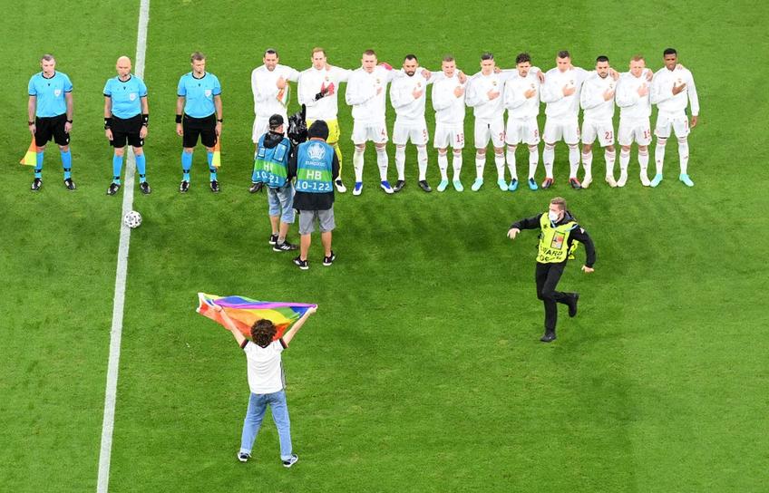 GERMANIA - UNGARIA. Un suporter a pătruns pe teren cu steagul LGBTQ în mână, chiar înaintea partidei.