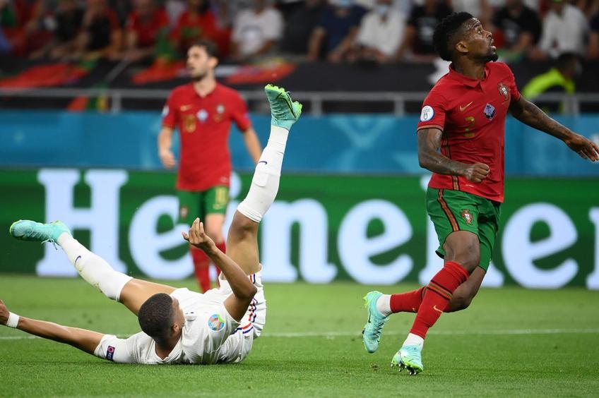 Kylian Mbappe a căzut de lângă Nelson Semedo // foto: Guliver/gettyimages