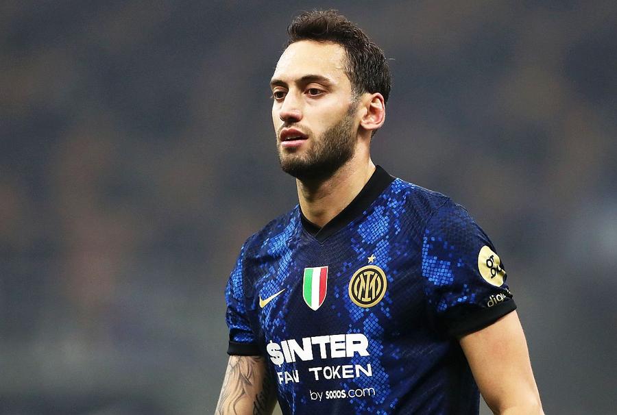 Hakan Calhanoglu a avut 11 goluri și 8 assisturi în 47 de meciuri în sezonul trecut la Inter / Foto: Guliver/gettyimages Cristi Chivu și Inter îi trântesc ușa-n nas Galatei: „Nu se mișcă!”