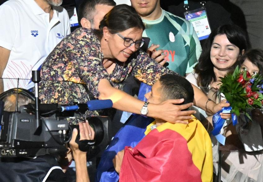 David Popovici, felicitat de mama sa, după victoria la 100 de metri liber, FOTO: Raed Krishan