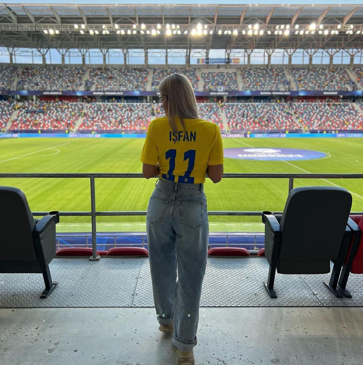 „Feblețea” lui Săndoi a plecat în vacanță, imediat după ce România a fost eliminată de la EURO » În tandrețuri cu iubita, la plajă