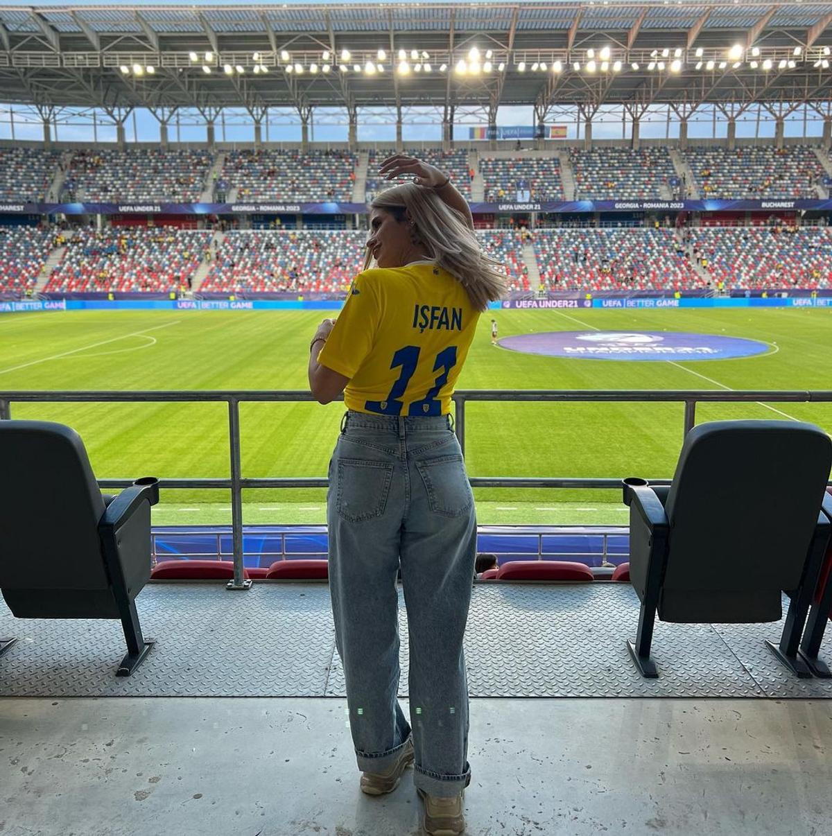 „Feblețea” lui Săndoi a plecat în vacanță, imediat după ce România a fost eliminată de la EURO » În tandrețuri cu iubita, la plajă
