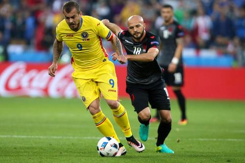 Arlind Ajeti, în duel cu Denis Alibec la EURO 2016. 
Foto: Imago