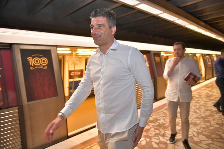 Un metrou a fost colantat în culorile Rapidului, alb și vișiniu / foto: Cristi Preda (GSP)