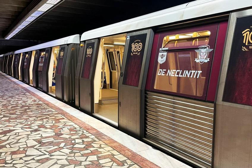 Un metrou a fost colantat în culorile Rapidului, alb și vișiniu / foto: Metrorex