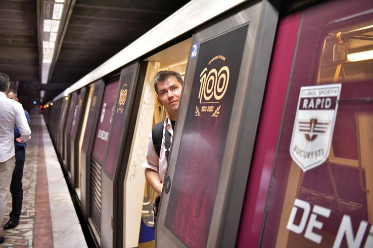 Un metrou a fost colantat în culorile Rapidului, alb și vișiniu / foto: Cristi Preda (GSP)