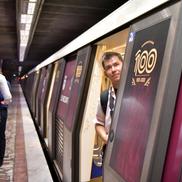 Un metrou a fost colantat în culorile Rapidului, alb și vișiniu / foto: Cristi Preda (GSP)