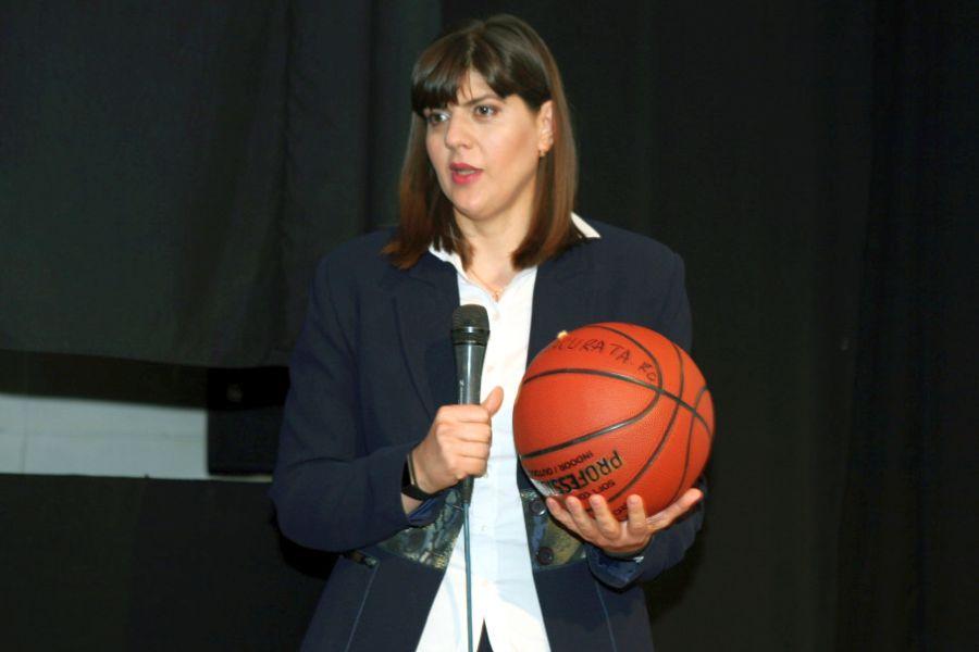 Laura Codruța Kovesi a practicat baschetul timp de 15 ani. Sursă foto: romaniacurata.ro Laura Codruța Kovesi, atracția de la Belgia - România » Coadă la poze cu fostul procuror-șef al DNA: „Nu pot să cred pe cine am întâlnit”