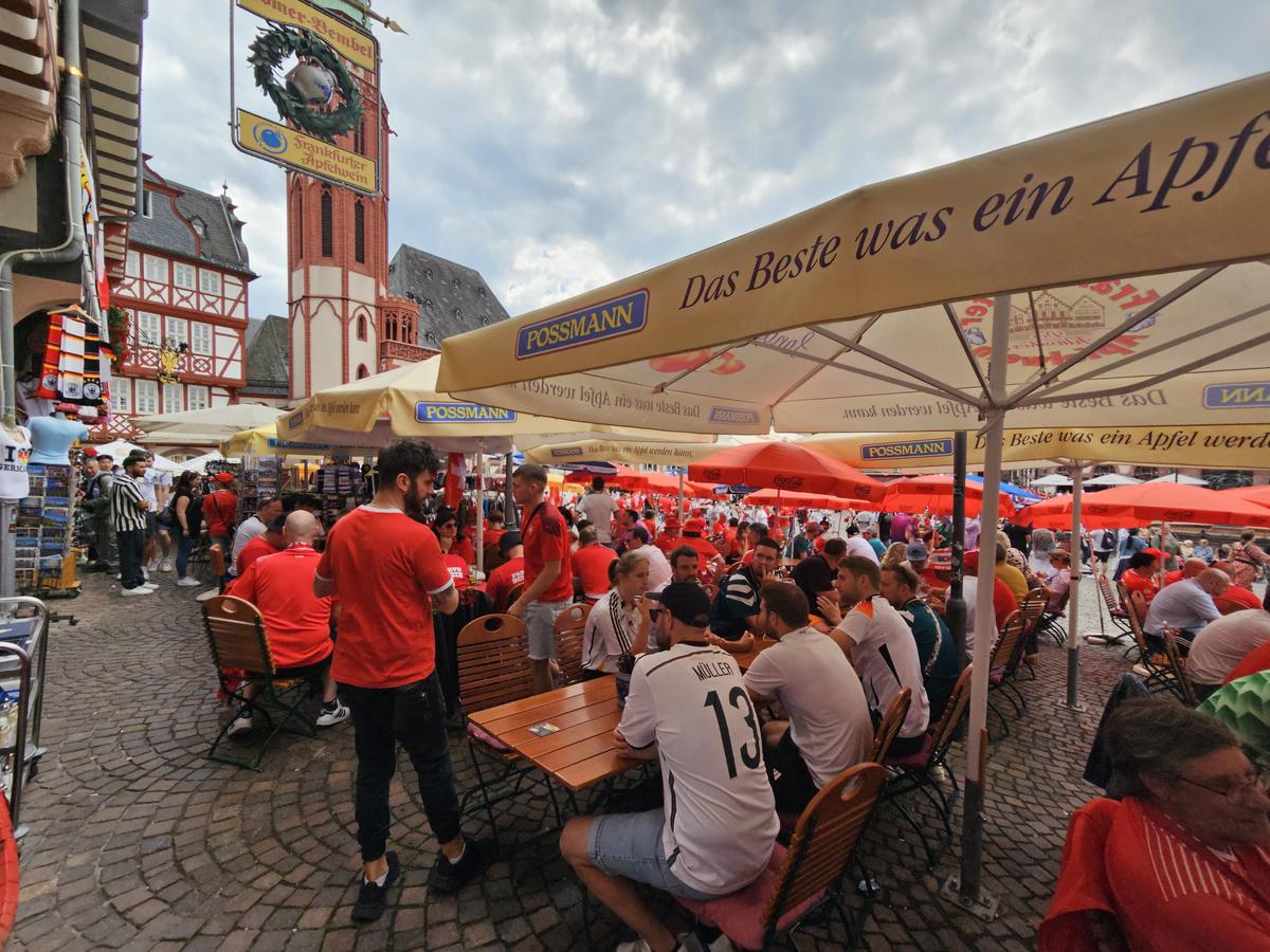 Frankfurt, în ziua meciului Germania - Elveția, așteptându-i pe români
