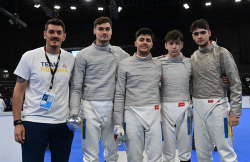 Antrenorul Alin Badea, alături de elevii săi Răzvan Ursachi, Matei Cîdu, Vlad Covaliu și Radu Nițu (Foto: FIE)