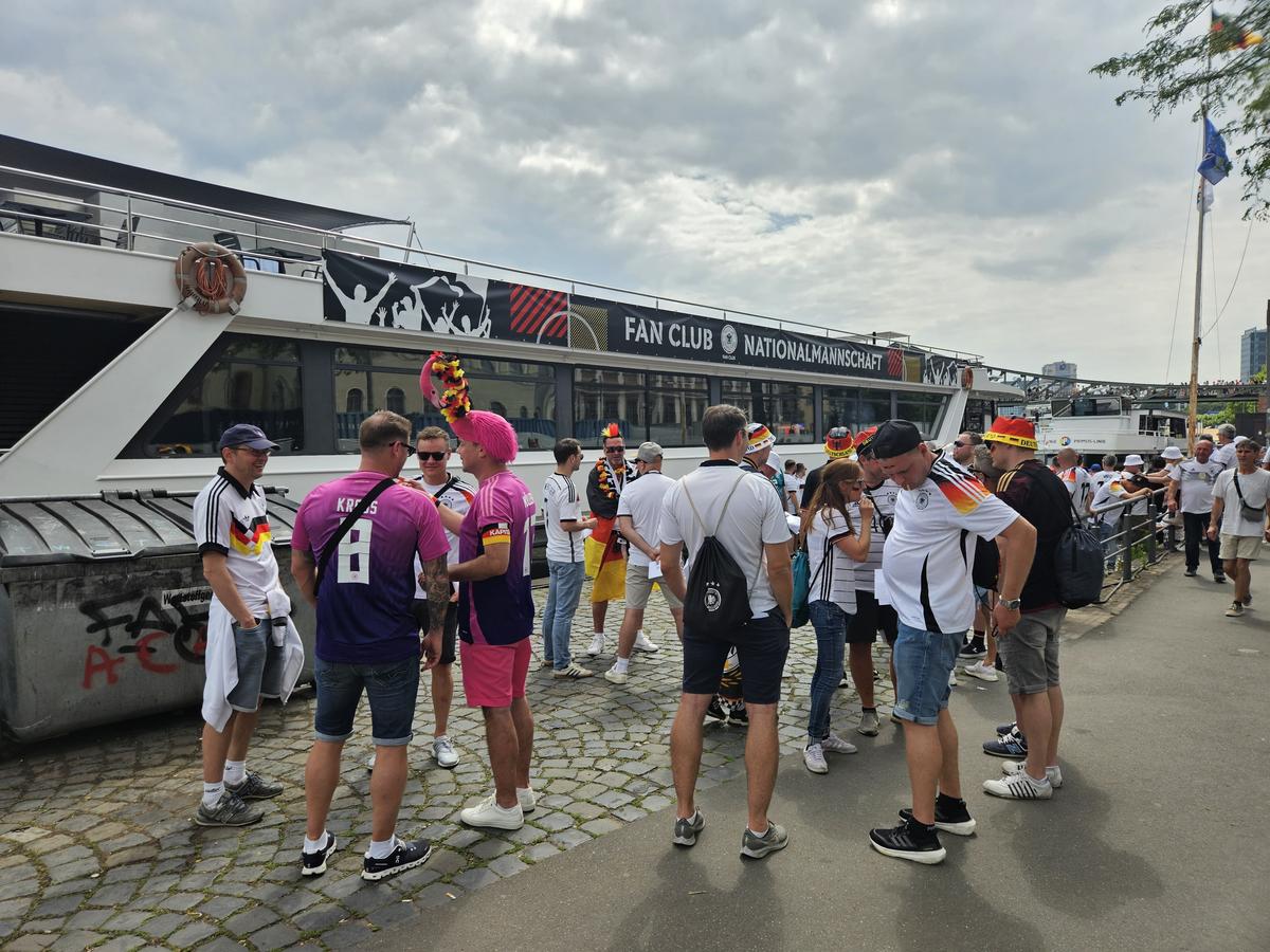 Frankfurt, în ziua meciului Germania - Elveția, așteptându-i pe români