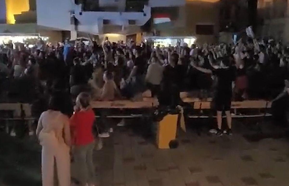 „Nebunie” în toată regula la Satu Mare » Golul decisiv al Ungariei, sărbătorit de o mie de maghiari în centrul orașului: GSP are imagini spectaculoase de la fața locului